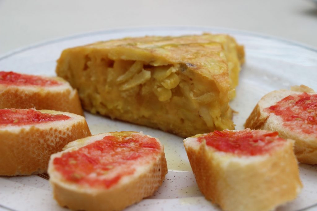 On menjar tapes a Mont-roig: sabor casolà al Bar La Plaça